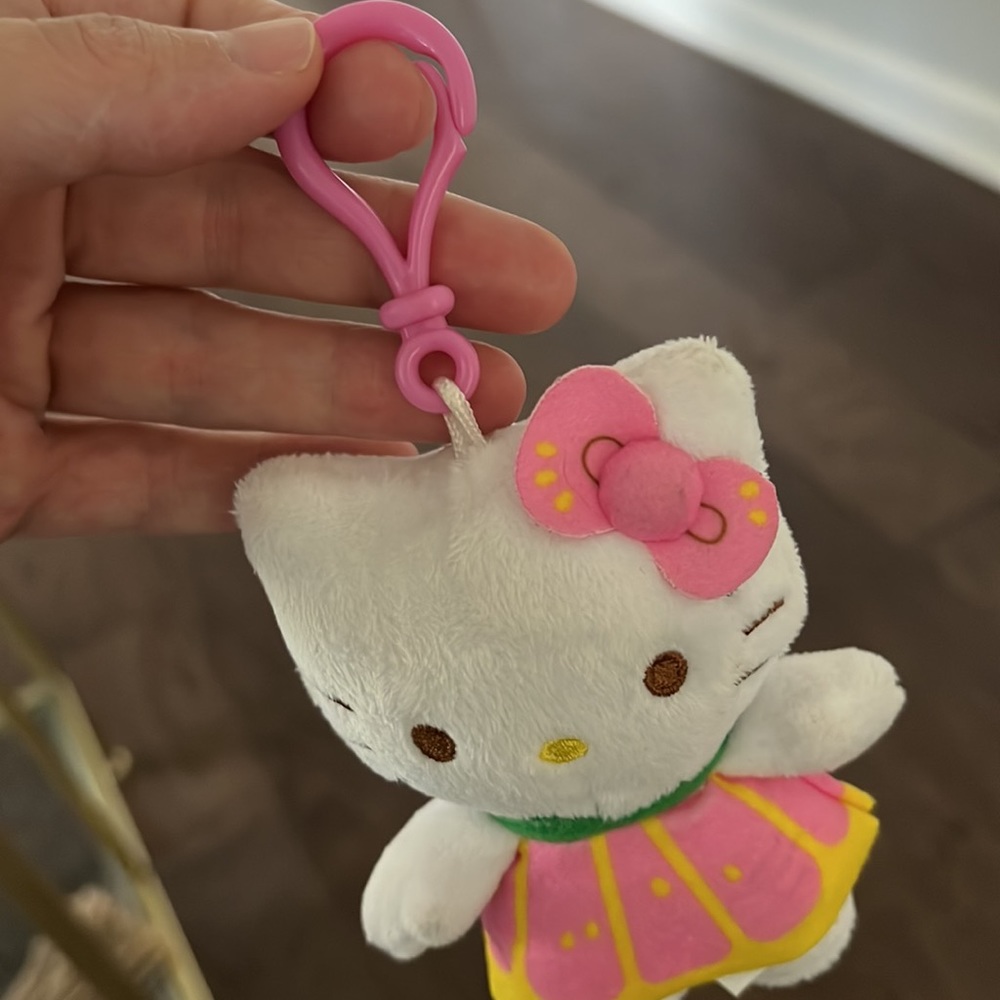 Sanrio Hello Kitty plush keychain - Picture 4 of 6